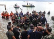 Wakajati Maluku Pimpin Pembentangan Bendera Merah Putih di Dasar Laut