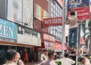 Tertibkan Objek Tak Bayar Pajak, Kaban Bapenda Pekanbaru Pimpin Langsung Kegiatan Penertiban Reklame