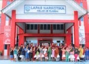 Lapas Narkotika Rumbai Berikan Bansos Kepada Keluarga Warga Binaan dan Masyarakat Sekitar
