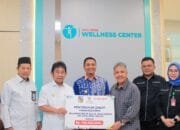 Disaksikan Wawako Pekanbaru, Baznas Terima Zakat Rp750 Juta dari Keluarga Pendiri RS Awal Bros