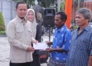 Wako Agung Serahkan Langsung Bantuan Kepada 424 KK Kategori Miskin Ekstrem
