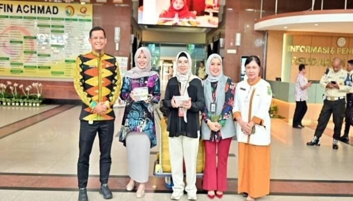 BRK Syariah Berbagi Takjil di Hari Pertama Ramadan untuk Pasien dan Penunggu Kelas III RSUD Arifin Achmad