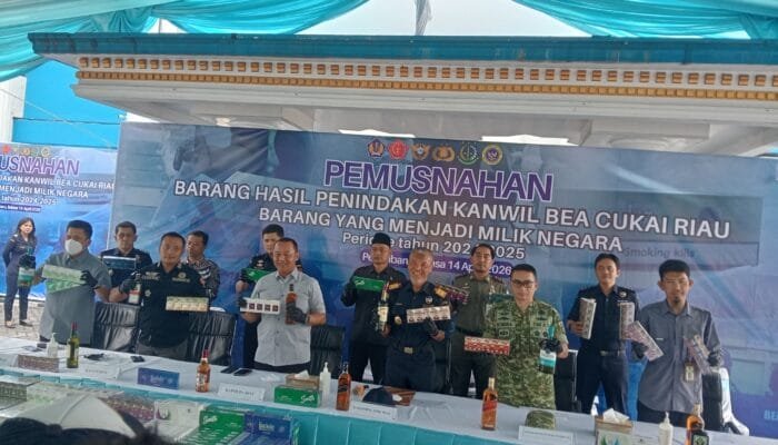Perangi Penyelundupan Dan Peredaran Rokok Ilegal, Bea Cukai Riau Musnahkan Barang Ilegal Senilai Rp 44.8 Milyar