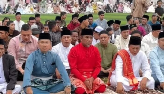 Bupati Zukri dan Wabup Husni Tamrin Sholat Ied Fitri 1447 H Bersama Ribuan Masyarakat